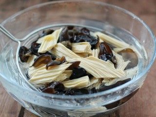 黄瓜腐竹拌木耳 