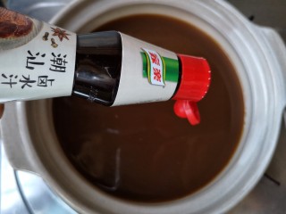 黄豆焖猪蹄,将一瓶家乐潮汕卤水汁与900毫升（约4小碗）水调匀，煮开即成卤水底。家乐潮汕卤水汁并不是简单的开水加酱油，而是先用大量老鸡、猪腿、香菇、干贝等原料熬制一锅高汤，再往这锅高汤中加入桂皮、八角、肉桂等十多种天然香料精心烹制而成。
只有用高汤制成的卤汁才能最大程度地发挥出各种香料的香气。