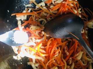 胡萝卜丝炒鸡丝 