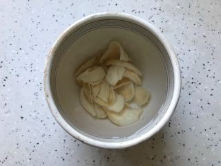 玫瑰花红枣百合桃胶甜羹 