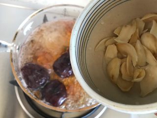 玫瑰花红枣百合桃胶甜羹 