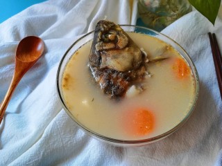 胡萝卜山药鲫鱼汤 